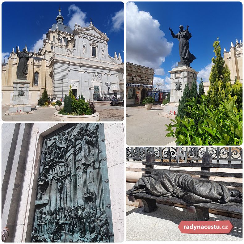 Almudenská katderála se sochou Jana Pavla II., bránou se světci a panovníky 21. století a lavičkou s vyobrazením bezdomovce.