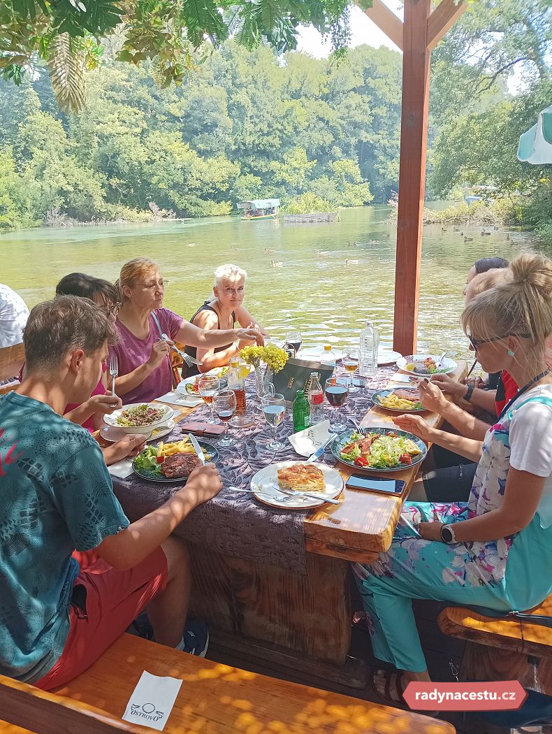 Cestovatelé si vychutnávají oběd přímo na hladině vody Ohridu