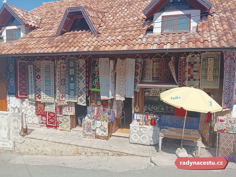 Dřevěné obchody v bazaru v Kruji plné barevných suvenýrů a starožitností