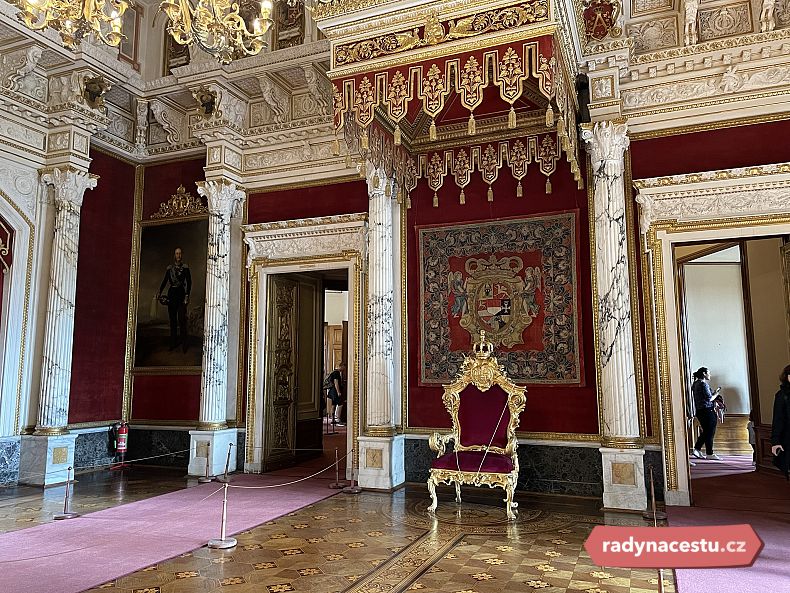 Trůnní sál v zámku Schwerin je bohate zdobený.