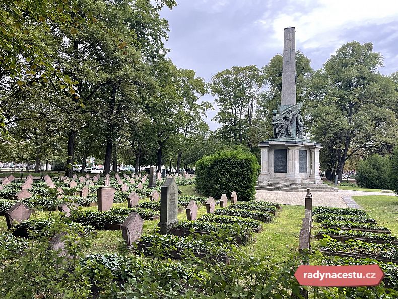 Hřbitov sovětských vojáků v Postupimi stojí za návštěvu.