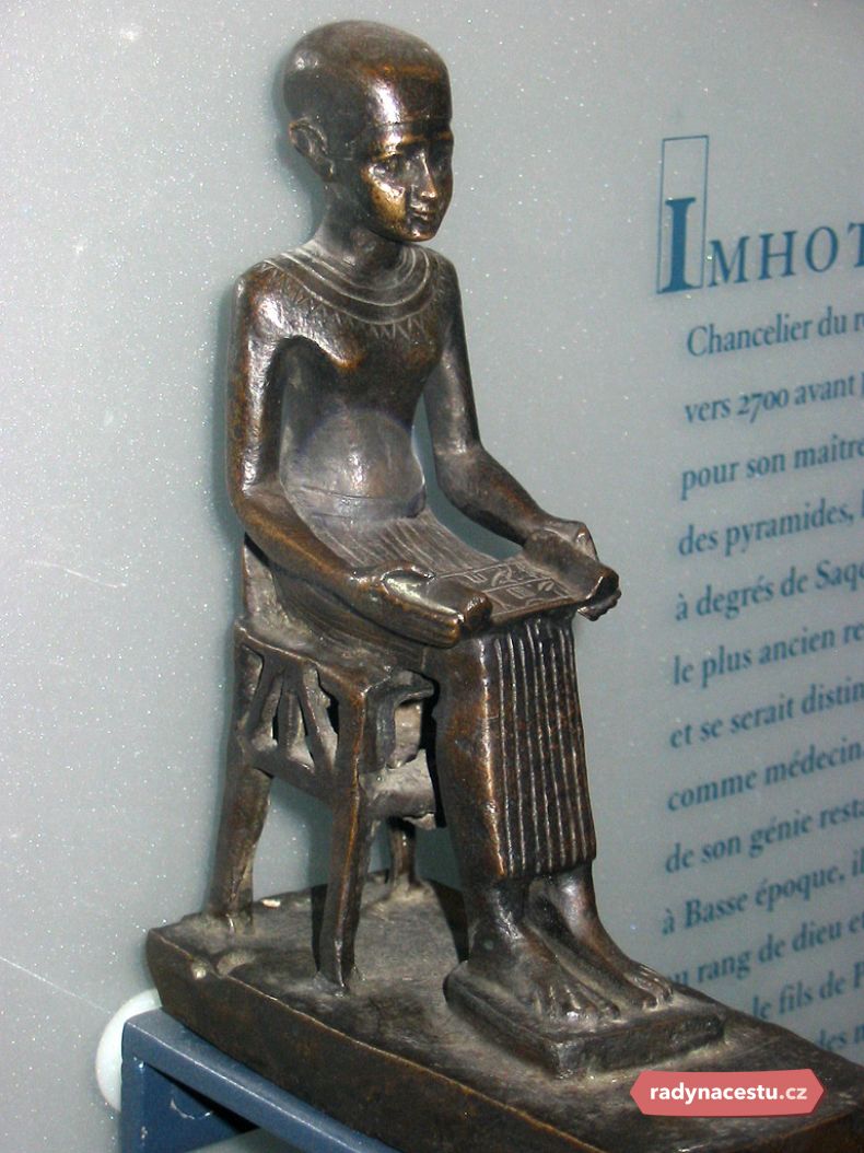 Sochu Imhotepa můžete vidět v Louvru