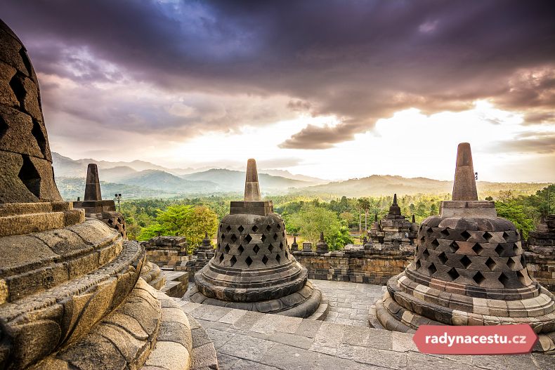 Největší buddhistický chrám světa Borobudur v indonéském Magelangu na Jávě