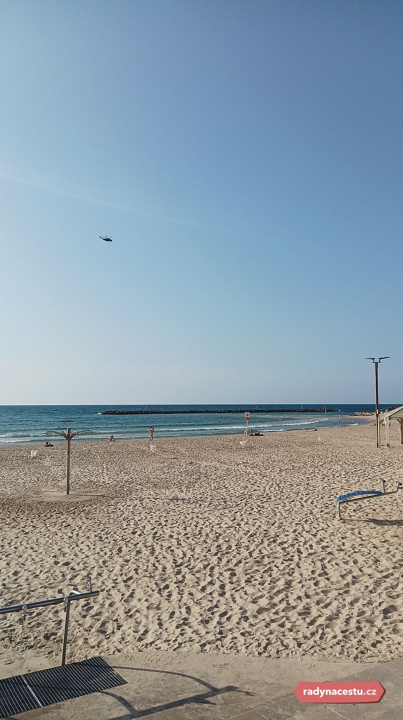 Pláž v Tel Avivu bývá v neděli obvykle plná lidí.