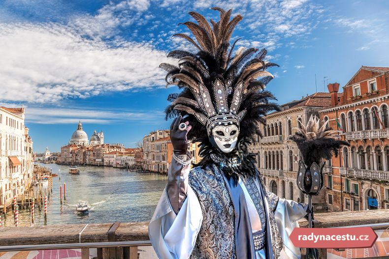 Benátské masky plné barev a tajemství