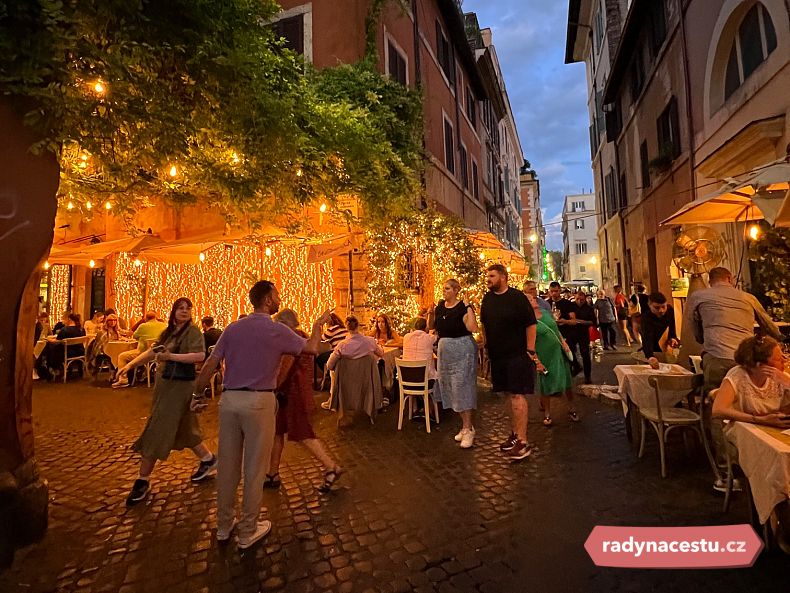 Osvětlené uličky v Římě vytváří kouzelnou atmosféru