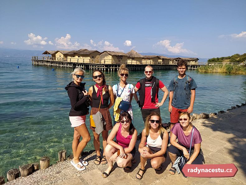 Tak tohle jsme my a naše skupinová fotografie u Bay of Bones na Ohridském jezeře