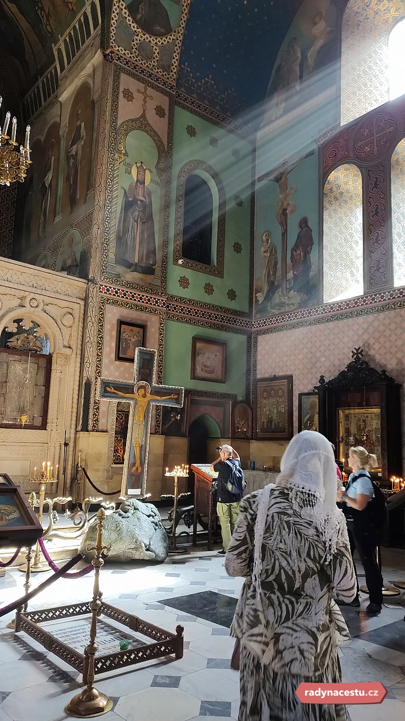 Katedrála SIONI v Tbilisi s kouzelným paprskem světla