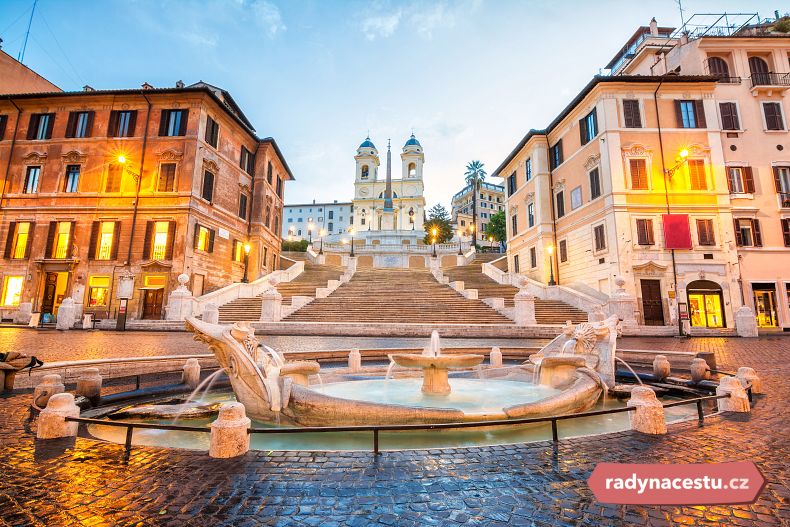Španělské náměstí v centru Říma je vyhledávané zejména díky Španělským schodům a ulici Via Condotti