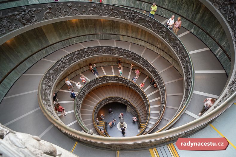 Točité schodiště ve Vatikánských muzeích
