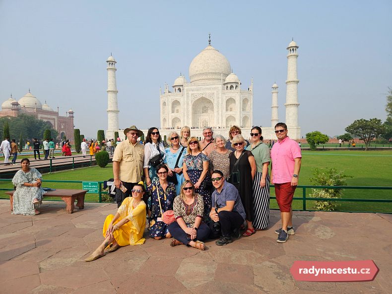 Naše skupinka cestovatelů u Taj Mahalu