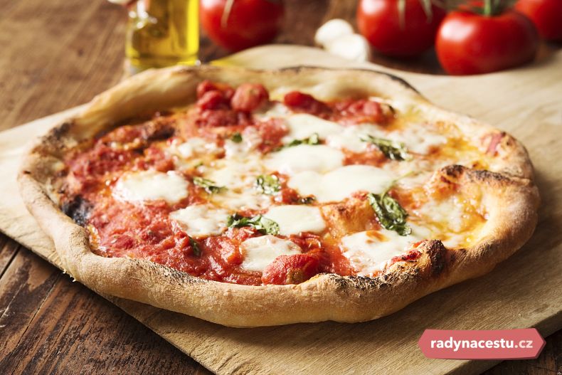 Na neapolské pizze nesmí chybět mozzarella. Pravá mozzarella se však vyrábí z buvolího mléka