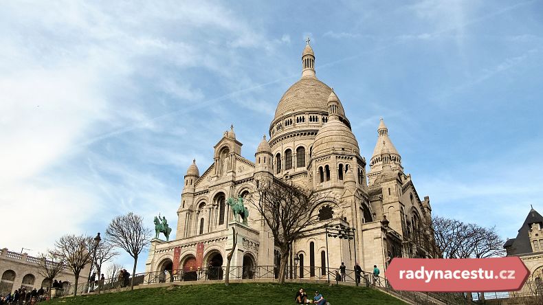 Bělostná bazilika Sacré Coeur tyčící se nad Paříží