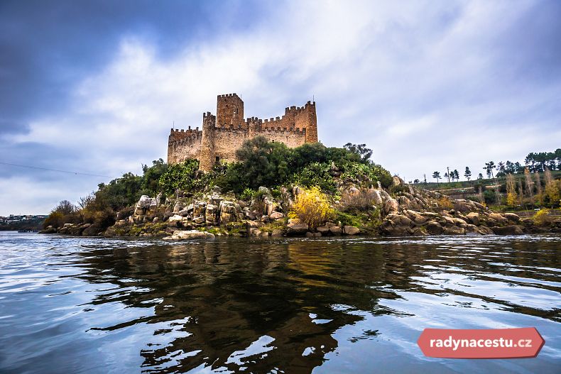 Středověký hrad Almourol, který budete mít možnost vidět po cestě podél řeky Tajo