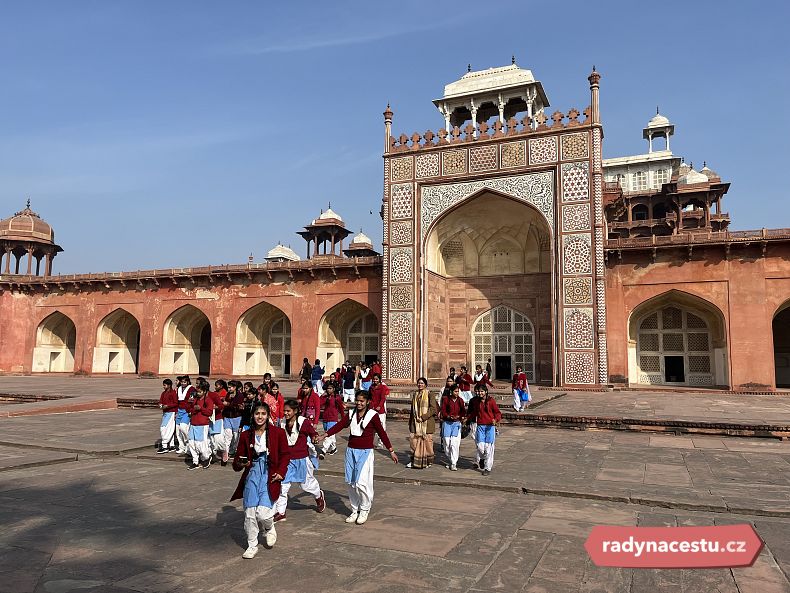 Místní školáčci v uniformách u Akbarovy hrobky
