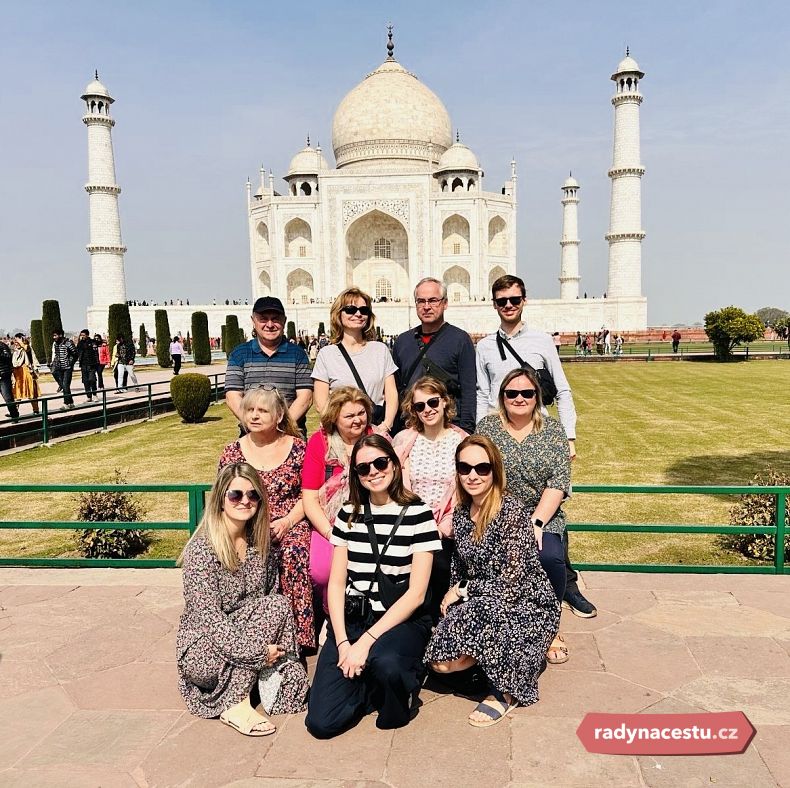Skupinka cestovatelů u Tádž Mahalu