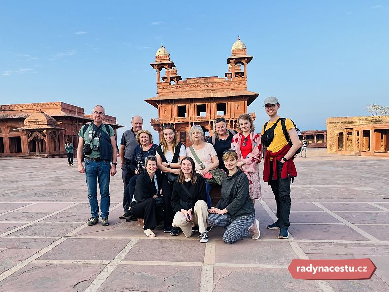 Skupinka cestovatelů ve Fátehpur Sikrí