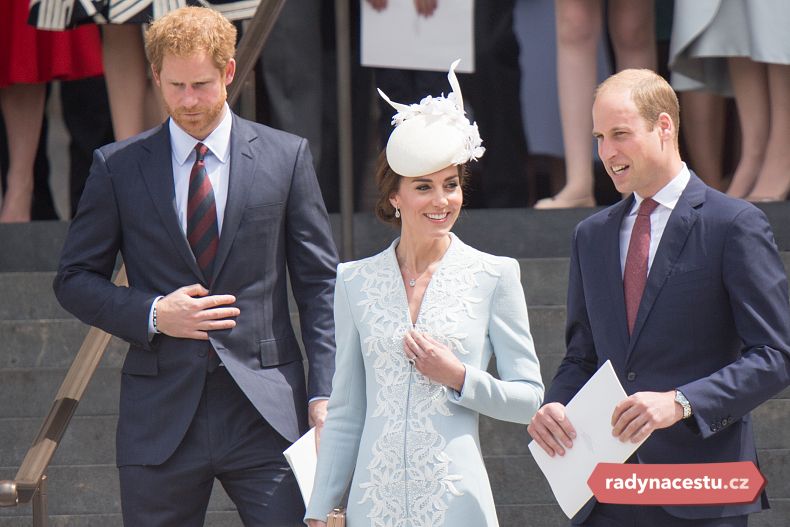 Princové Harry a William s manželkou Kate