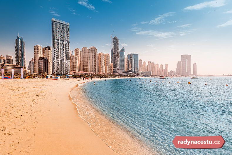 Luxusní písečná pláž v oblasti Dubai Marina s výhledem na ikonické mrakodrapy