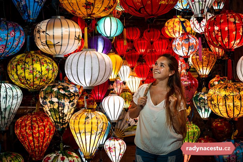 Každý večer město ozáří spousta barevných luceren a lampionů