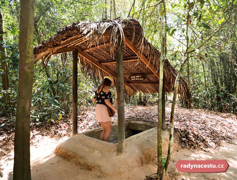 Vstup do tajemného podzemí tunelů Cu Chi v Saigonu