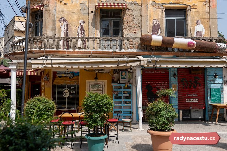 Najdete tady desítky butiků, vyhlášených restaurací, kaváren, hospůdek a barů