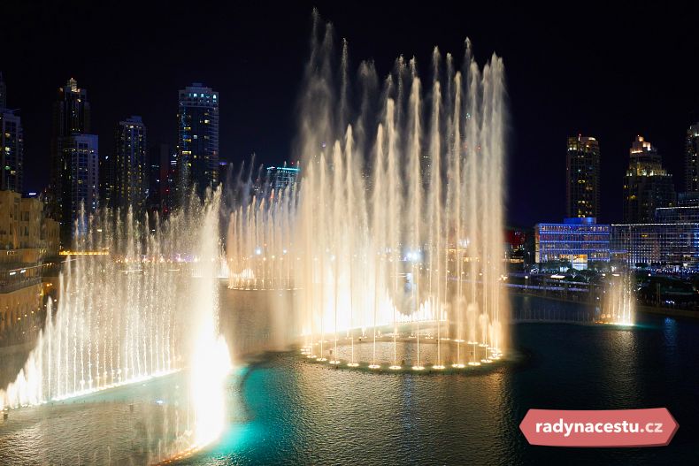 Dubajská fontána večer tančí každou půlhodinu na jinou hudbu