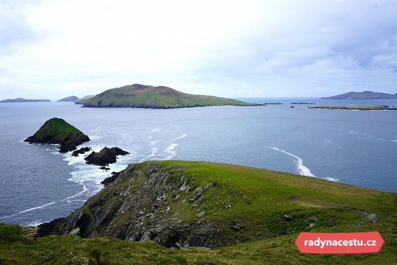 Výhled z mysu Dunmore Head. V dáli jsou neobydlené ostrovy Blasket Islands