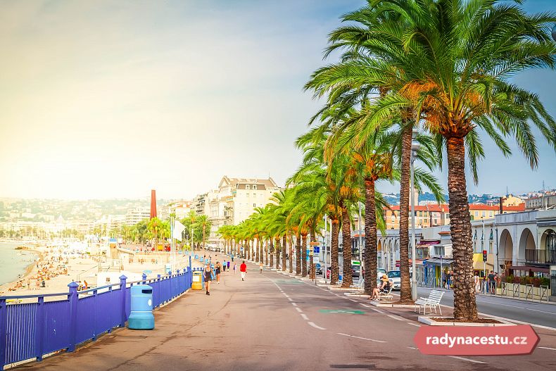 Promenade des Anglais představuje honosný střed města z 19. století, symbol luxusu a života „vyšší“ společnosti