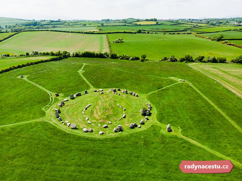 Během zájezdu vám průvodkyně prozradí, co skrývají tajemné kruhy Ballynoe Stone Circle