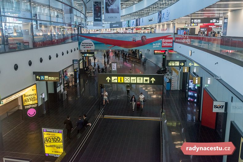 Vídeňské letiště je rozlehlé a najdete tady spoustu obchodů i služeb