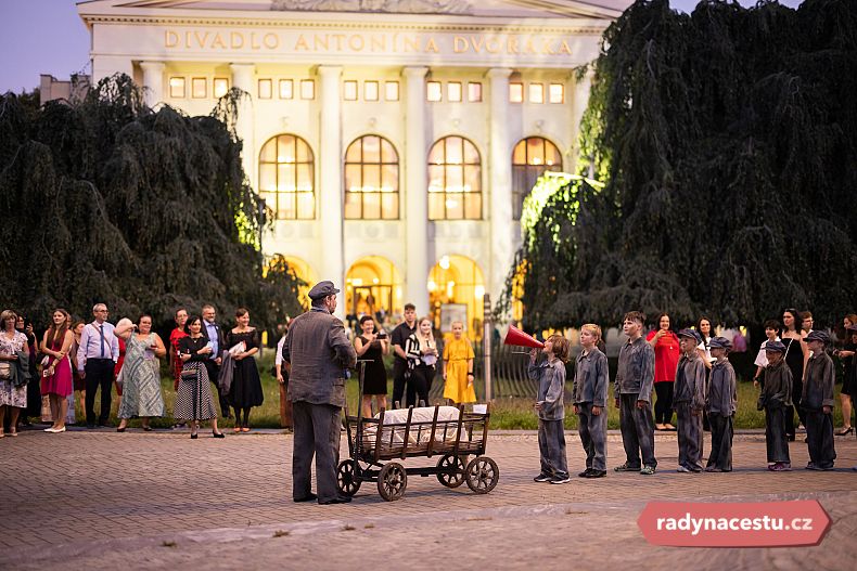 Během galavečera se ve dvou divadlech představí všechny čtyři umělecké soubory a vyhlásí se výherce