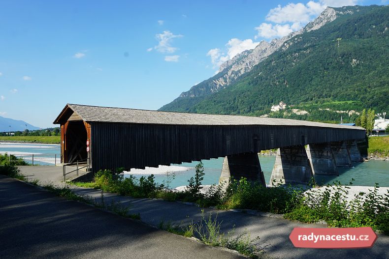 Dřevěný most Alte Rheinbrücke spojuje lichtenštejnský břeh s tím švýcarským