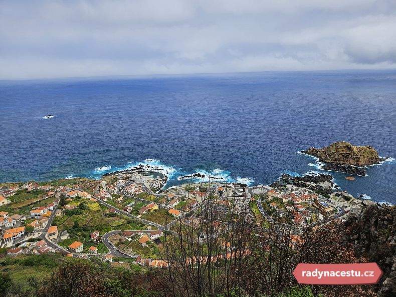 Výhled na Porto Moniz a lávová jezírka