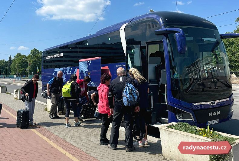 Navažte konverzaci s dalšími cestujícími, máte společný cíl, takže i společné téma