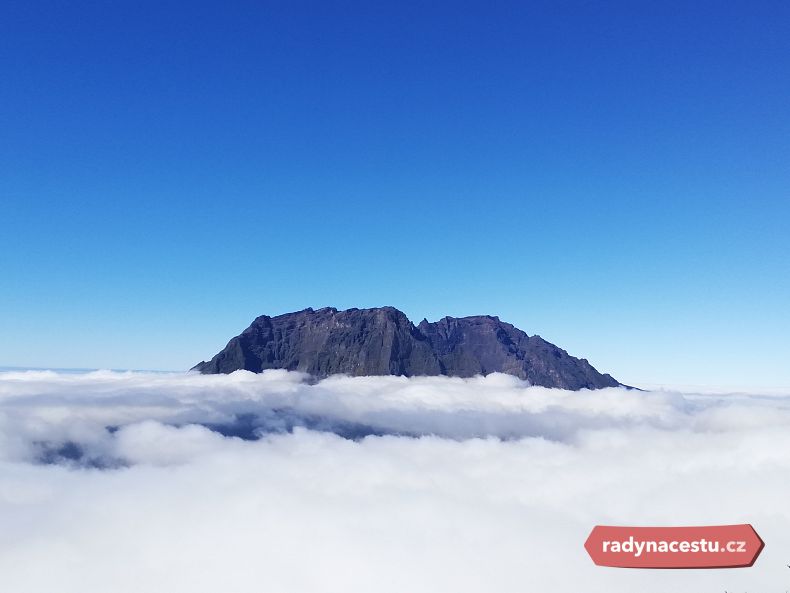 Nejvyšším vrcholem ostrova je sopka Piton des Neiges