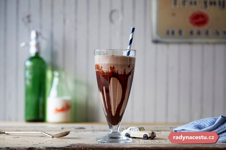 Tradiční egg cream lze ochutnat na místech jako Katz's Delicatessen