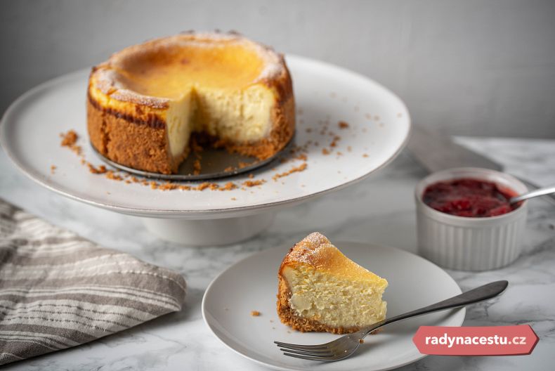 Cheesecake má typicky tenkou, křehkou kůru