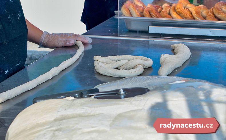 Hotové soft pretzels jsou měkké a vláčné uvnitř