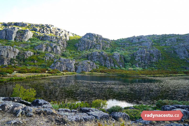 Příroda v okolí přehrady Lagoa Comprida dává na vědomí, že zde kdysi býval ledovec