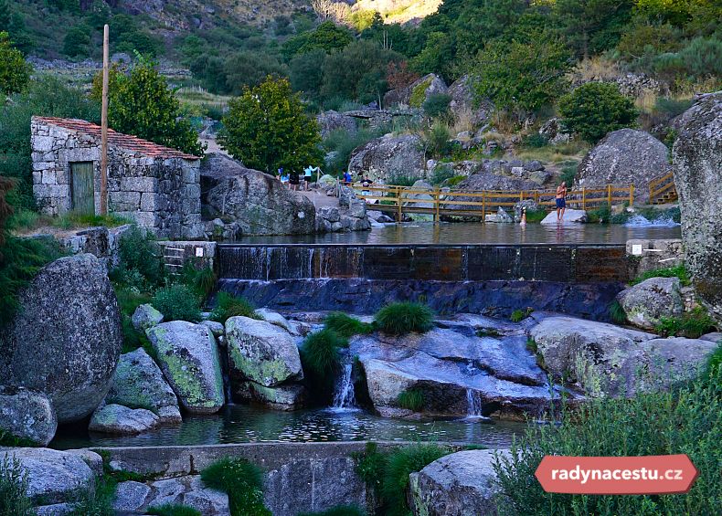 Přírodní bazény ve vesnici Loriga