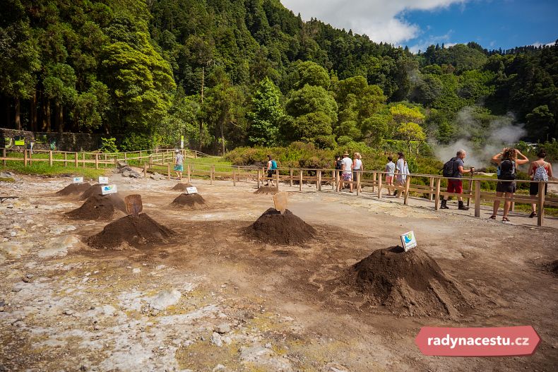 V geotermální oblasti Furnas se nám připravuje oběd