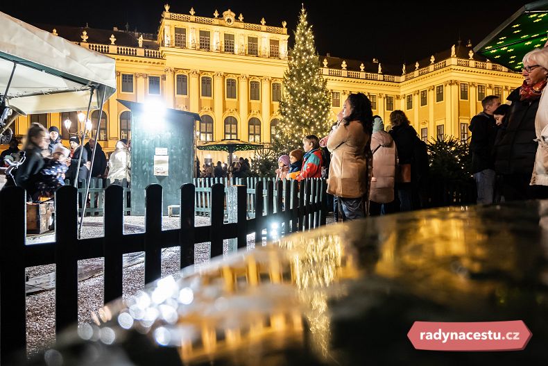 Komorní atmosféra trhu u zámku Schönbrunn