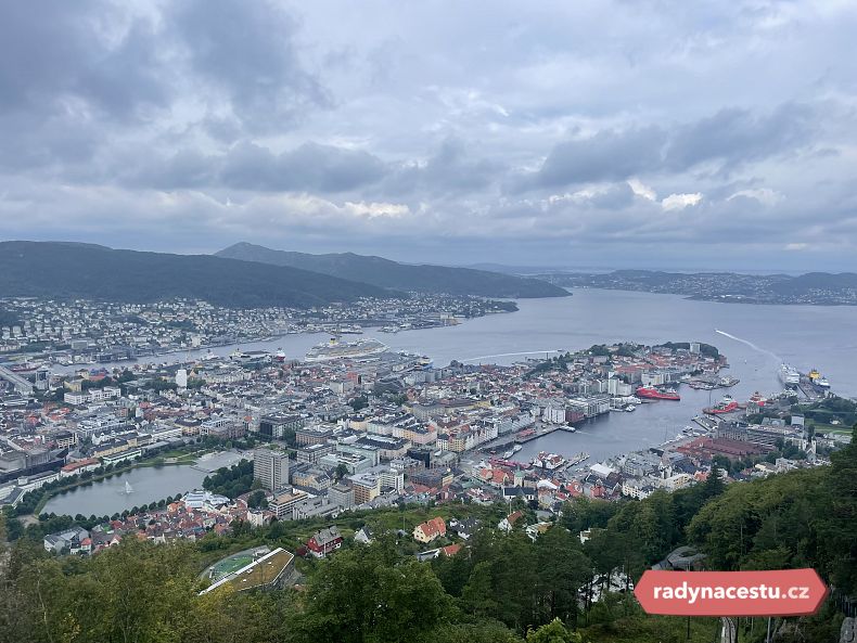 Z vyhlídky nad městem je krásný výhled na Bergen