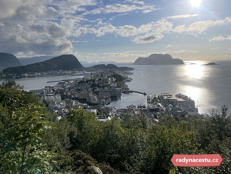 Pohled z vyhlídky na sluncem zalité město Ålesund