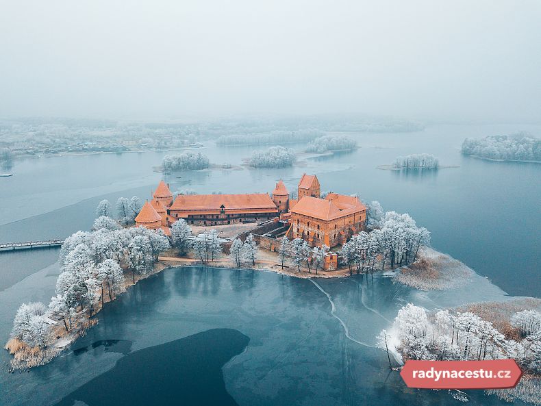 Dechberoucí pohled na hrad Trakai v zimním období