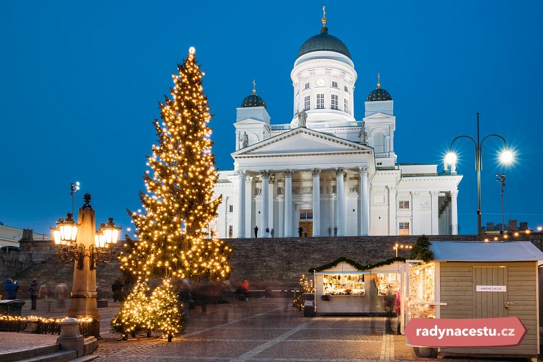 Atmosféra jednoho z mnoha adventních trhů v Helsinkách