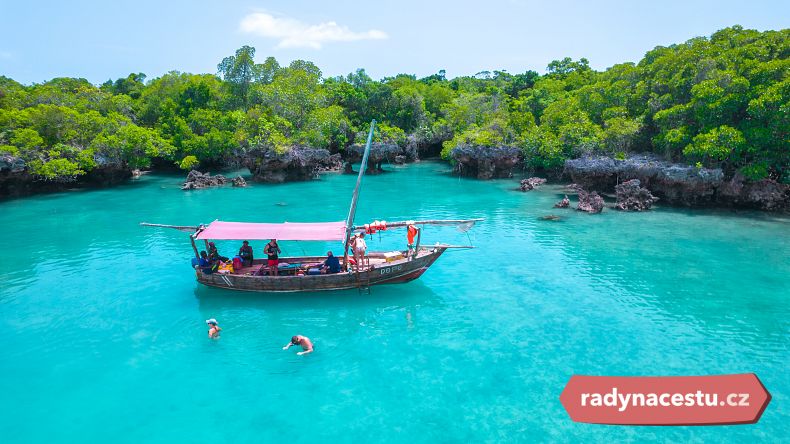 Tradiční zanzibarská loďka dhow u Prison Islandu