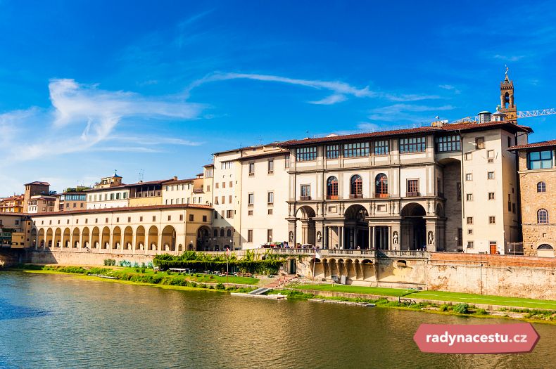 Galerie Uffizi na břehu florentské řeky Arno