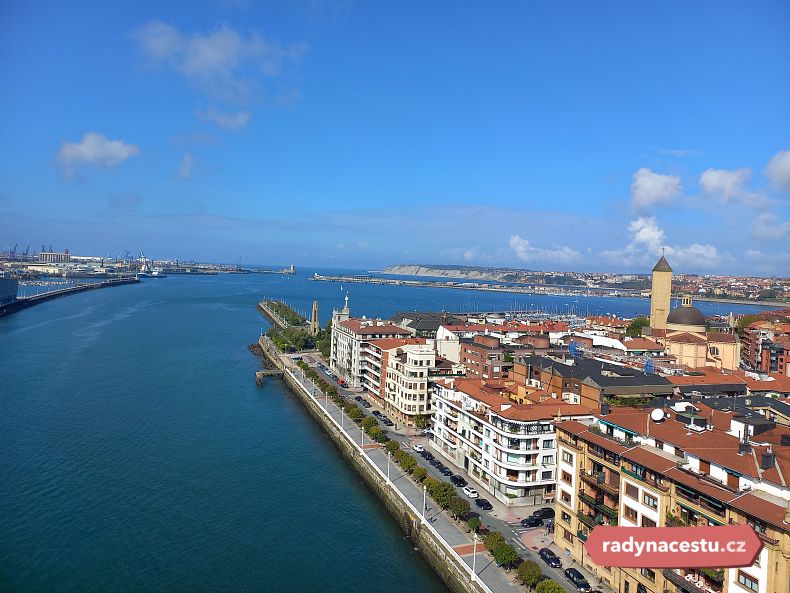 Pohled z Biskajského mostu na ústí řeky. Tady se Nervión vlévá do Atlantiku.